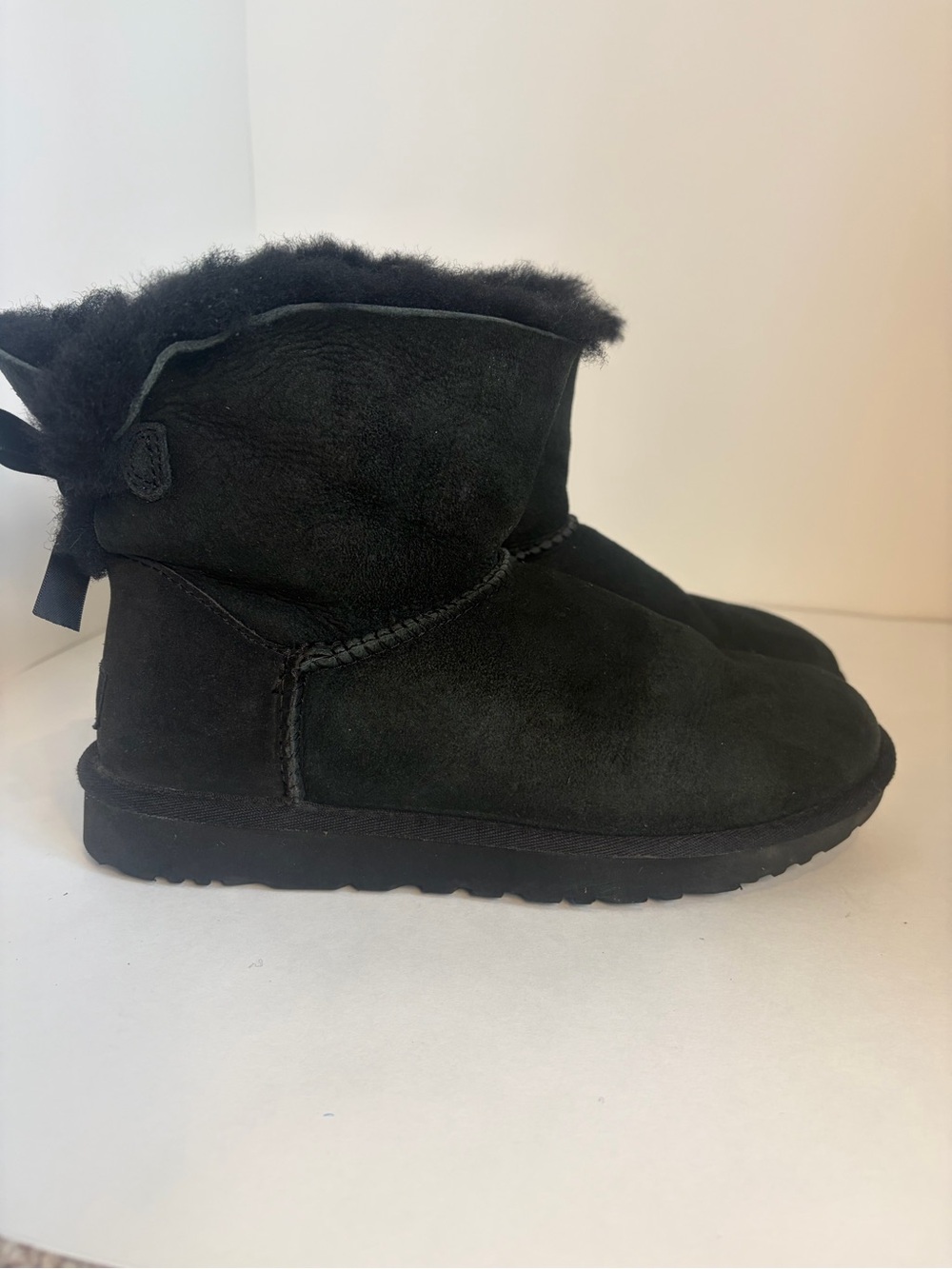 UGG Australia Mini Bailey Bow II Women’s Black Suede Shearling Boot Size 8